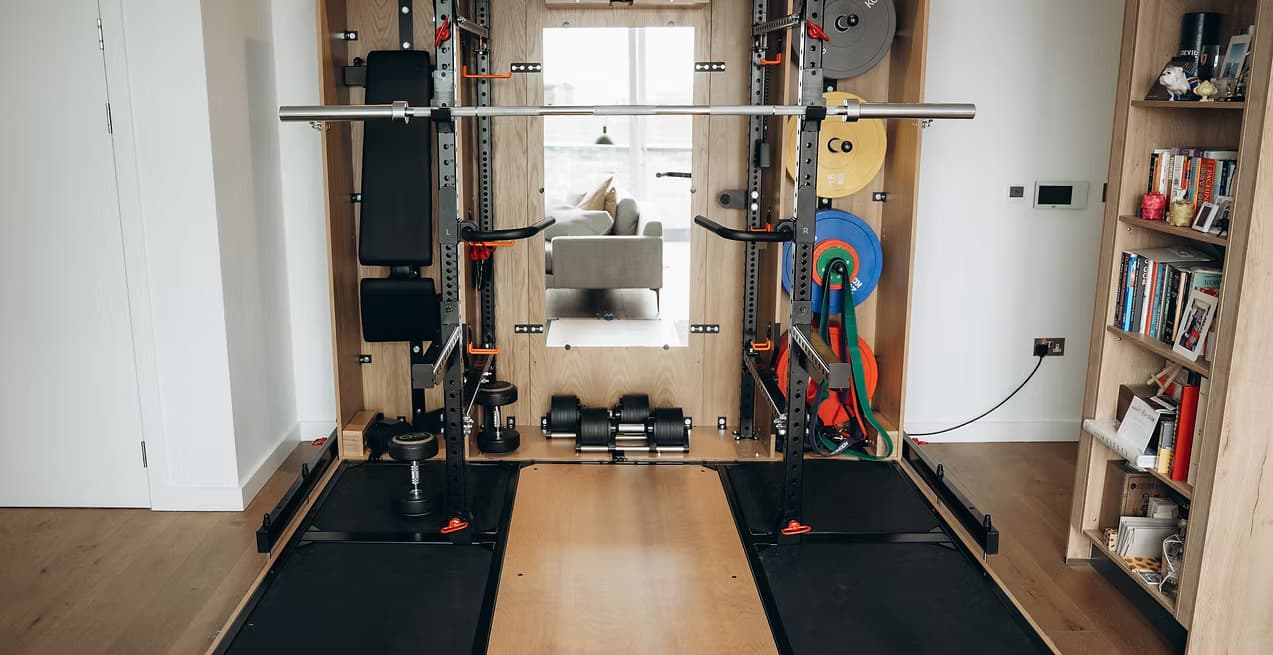 Secret Gym osnovni ormar s integriranim spremnikom za utege.